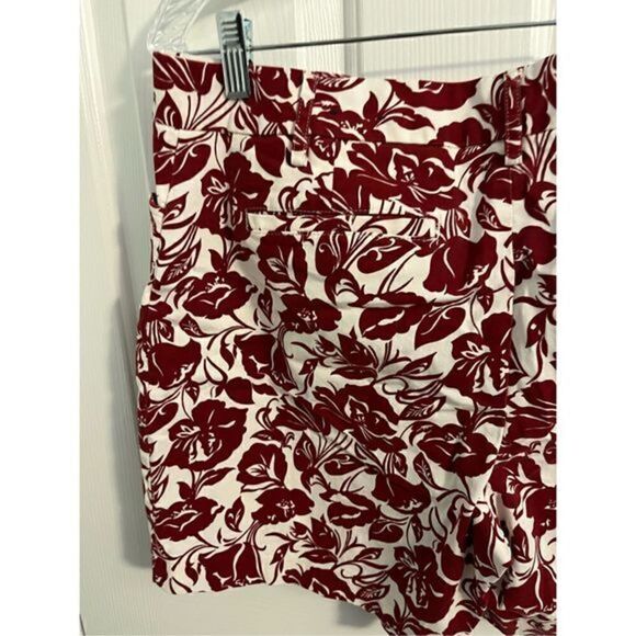 Lands' End White and Red Floral Bermuda shorts. Size 12 - Picture 5 of 6